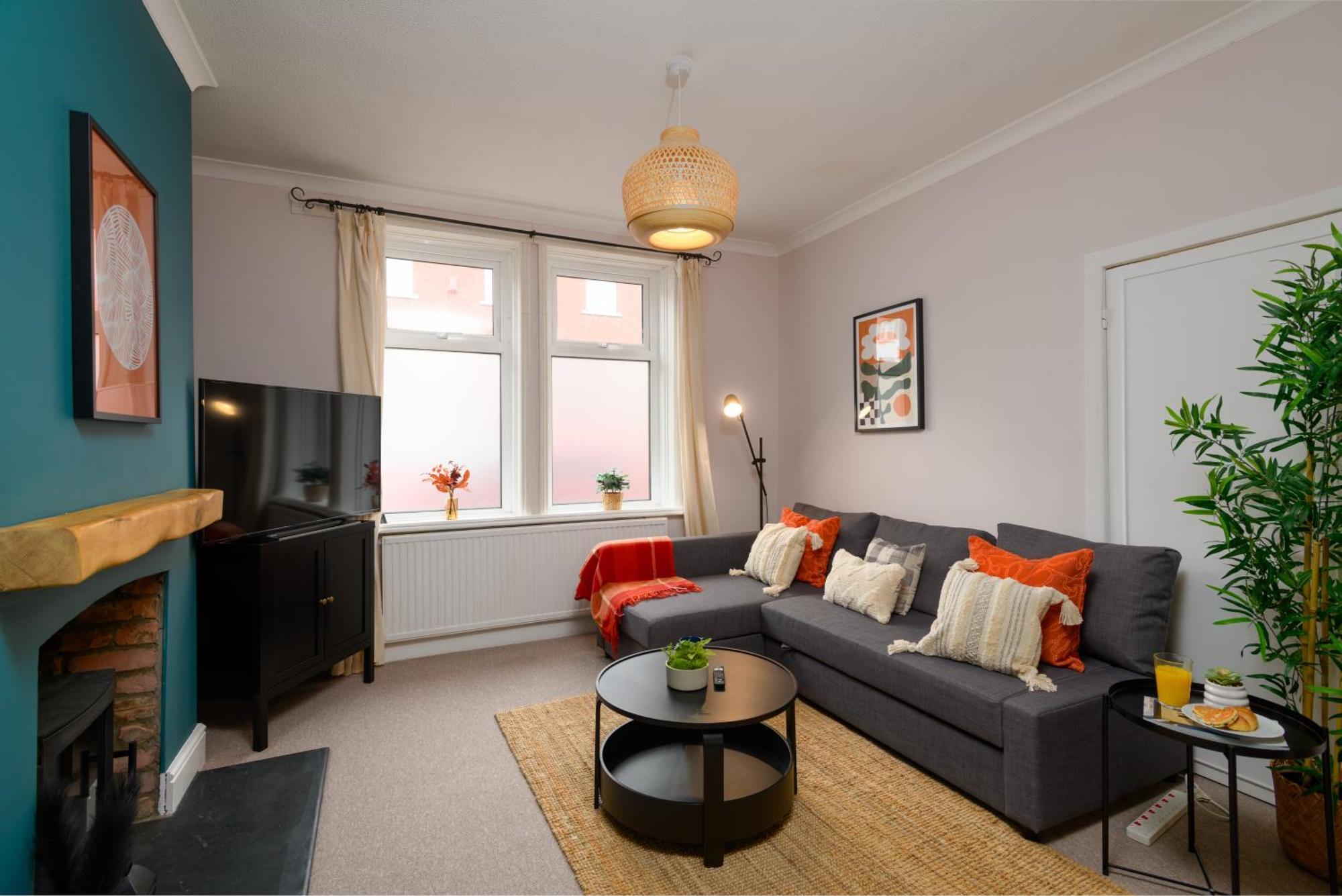 Joseph By Koya Homes - 3-bedroom Home, High Street, Free Parking Vakantiehuis Barry